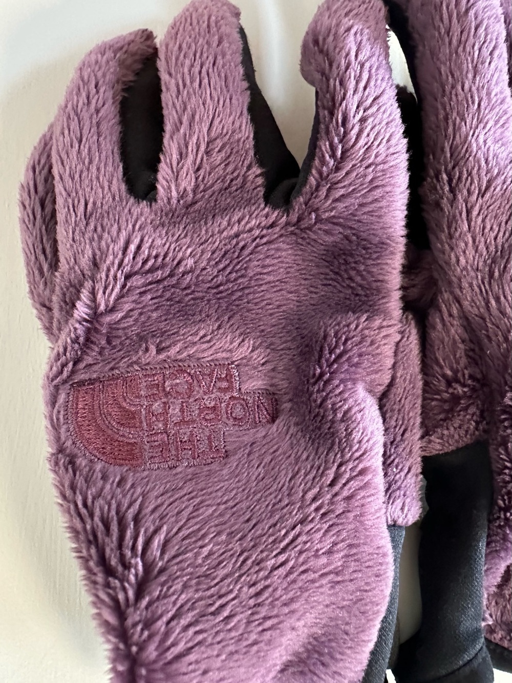 The North Face Plush Fleece Gloves in Mauve Purple
